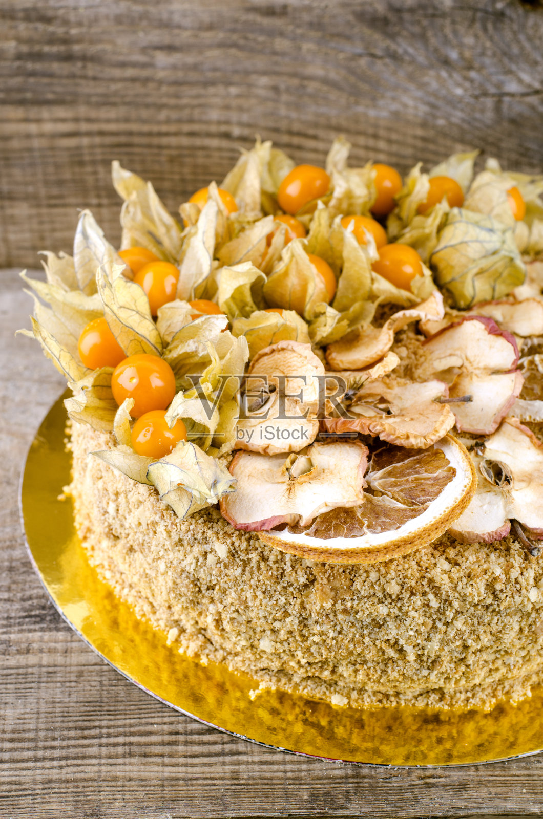 拿破仑蛋糕配酸浆和干果照片摄影图片