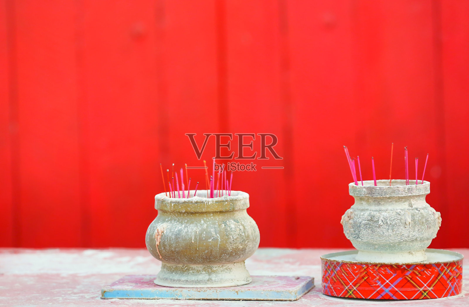 佛寺旁的香炉照片摄影图片