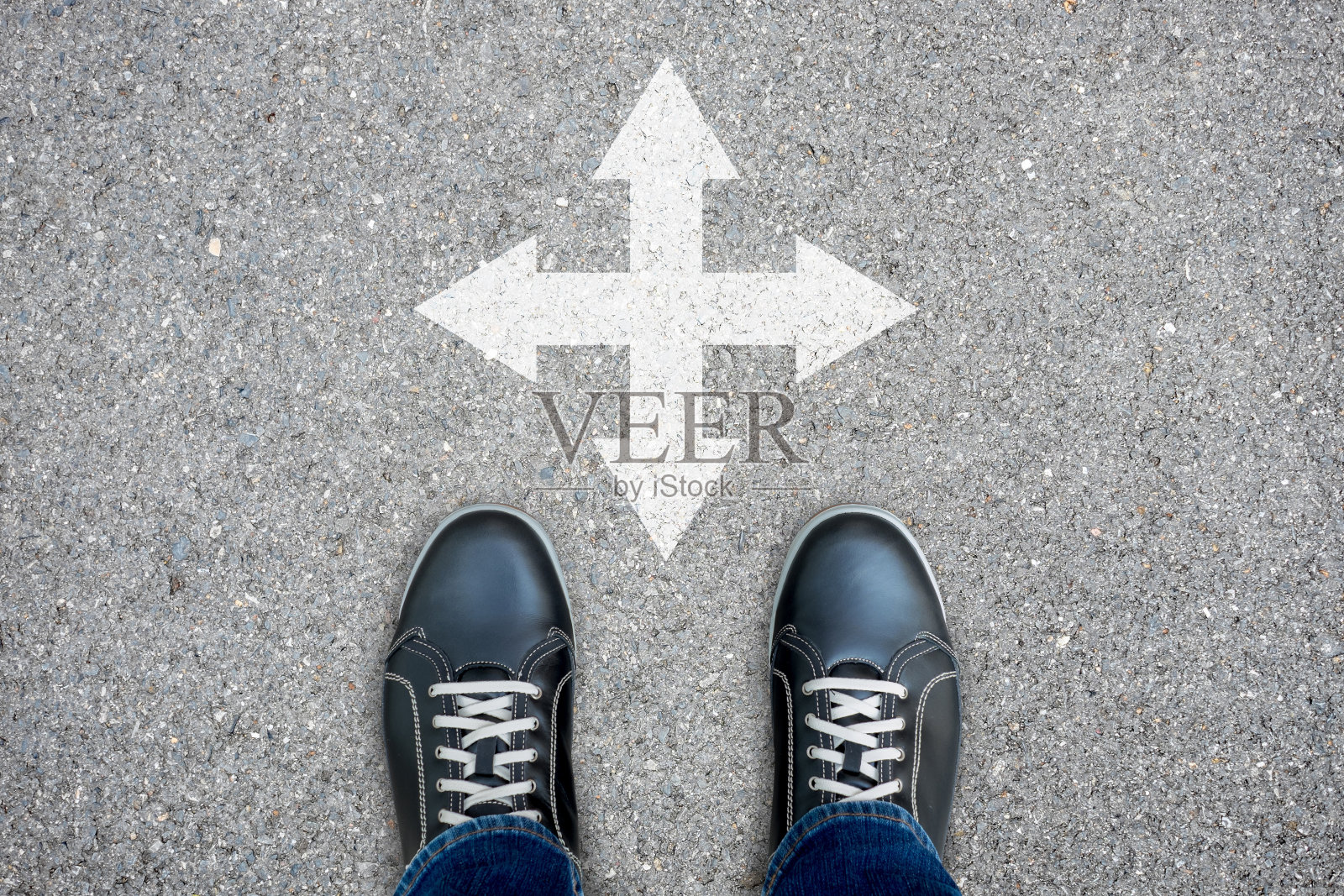 黑色休闲鞋站在十字路口照片摄影图片