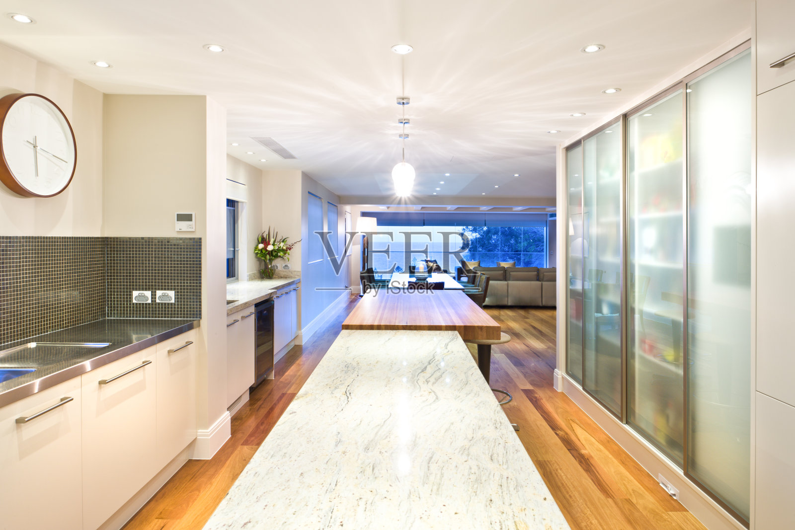 厨房长岛和一张桌子照片摄影图片