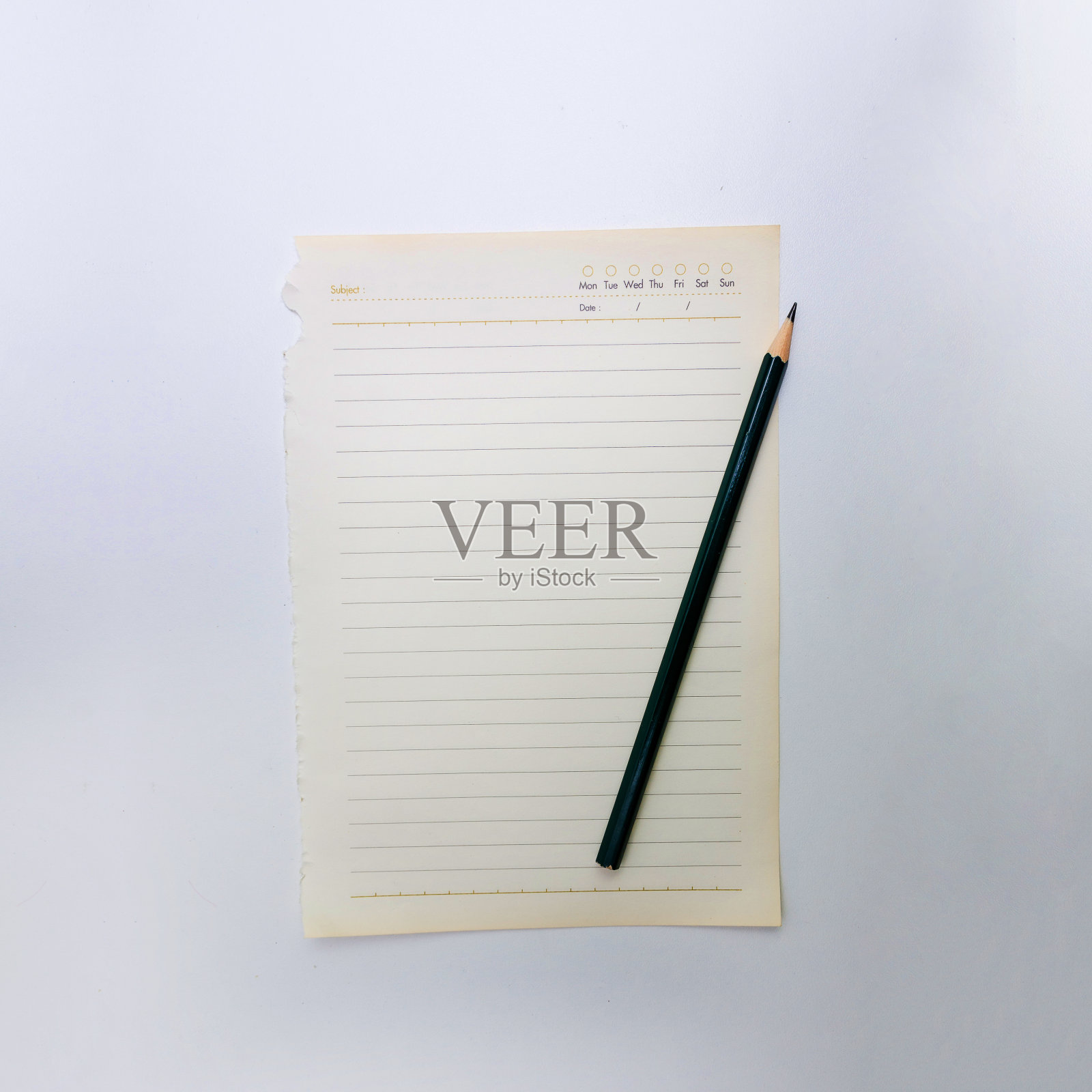 白色背景的铅笔和信纸照片摄影图片