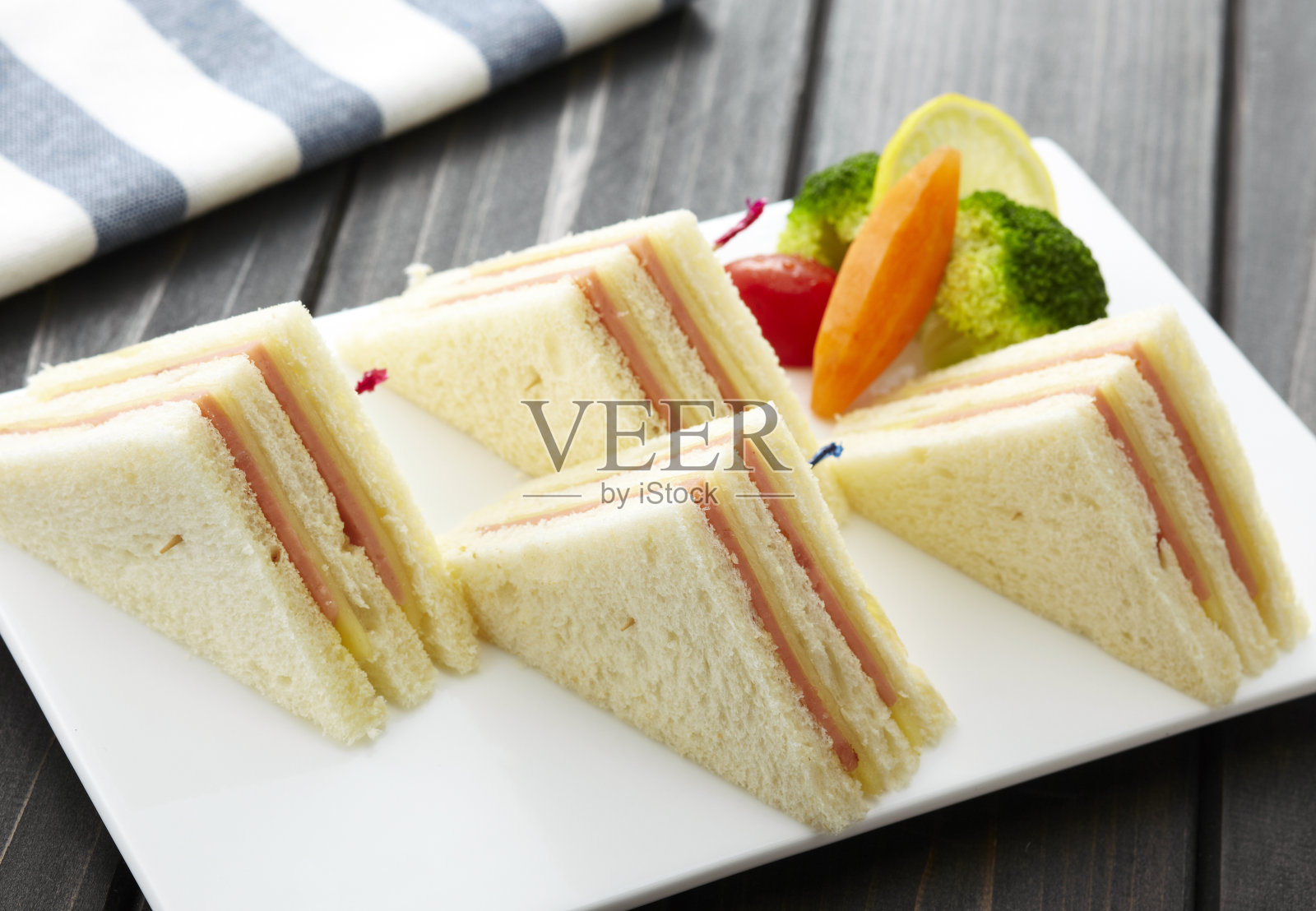 烤火腿和瑞士奶酪三明治照片摄影图片