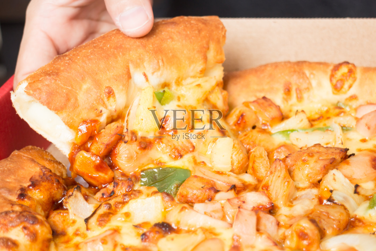 手拿额外的奶酪披萨烤盘照片摄影图片