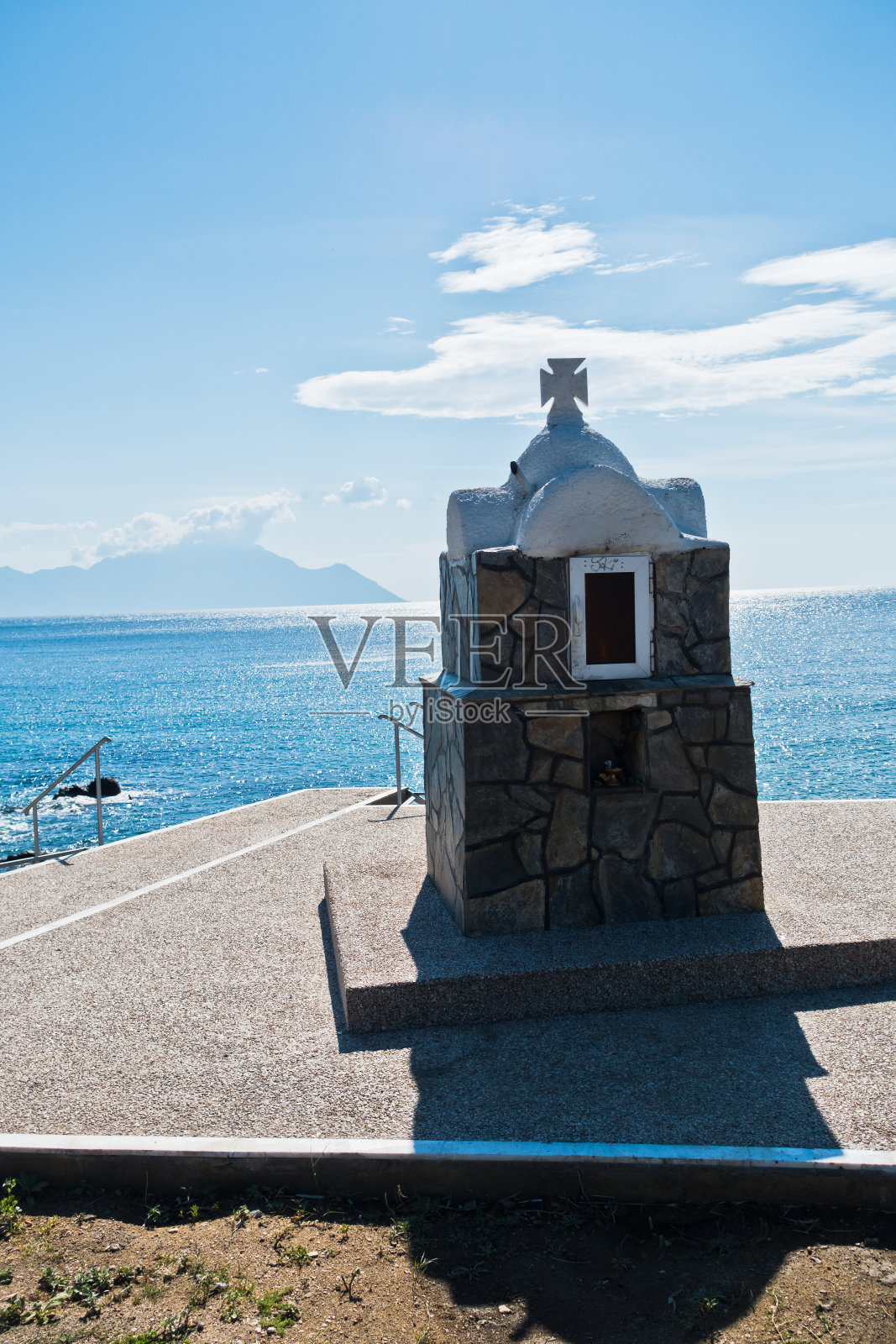 小石制教堂或小教堂，背景是阿陀斯山照片摄影图片