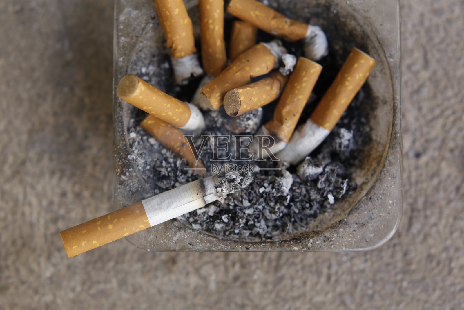 烟灰缸上的烟头照片摄影图片