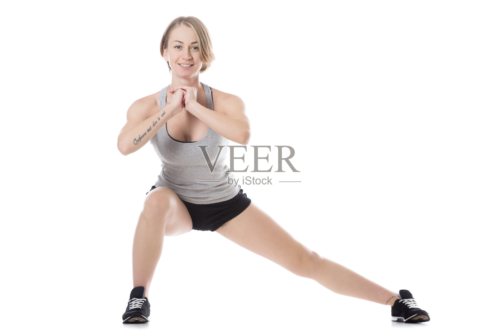 做侧弓步运动的女人照片摄影图片