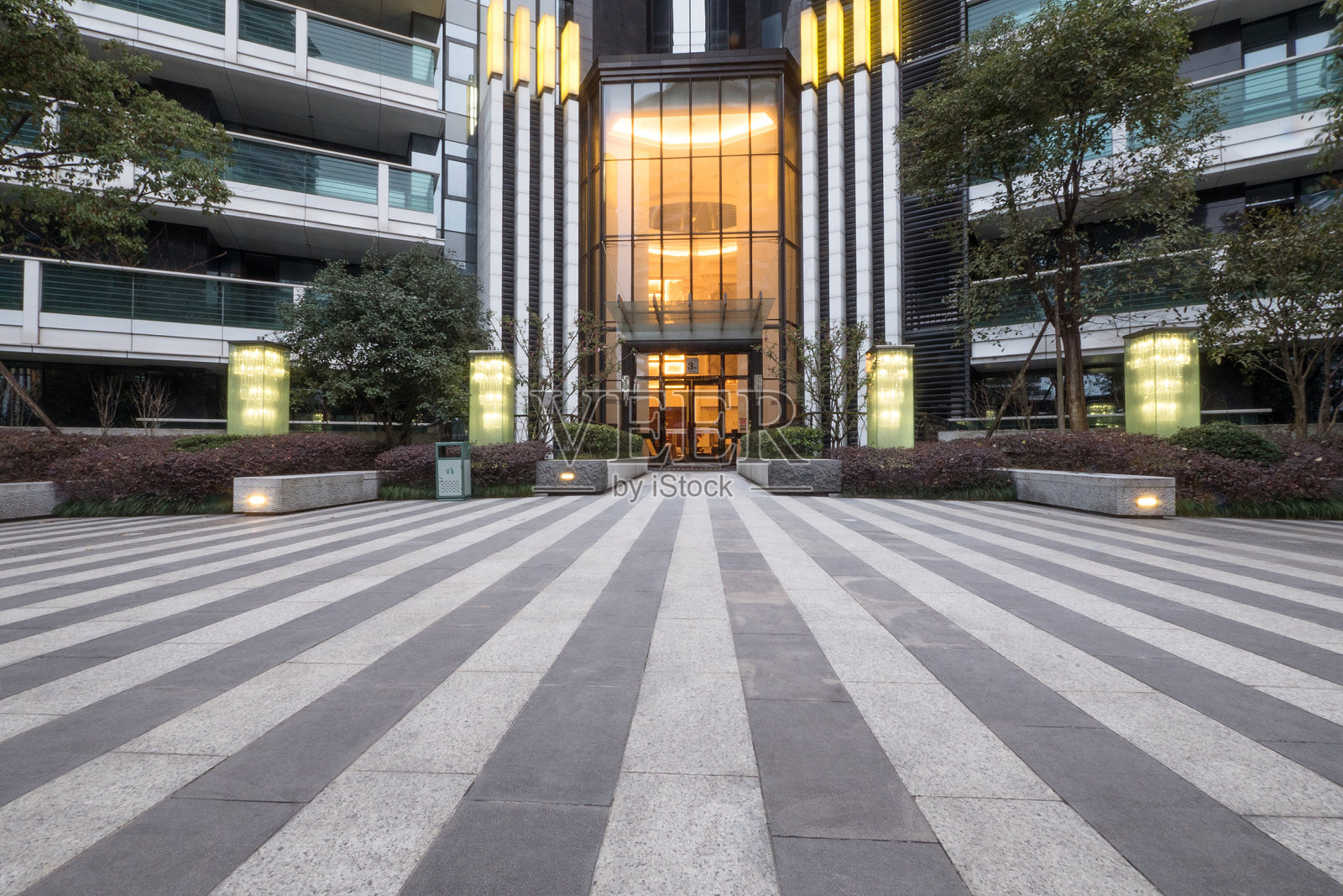 现代办公大楼的空砖地板照片摄影图片