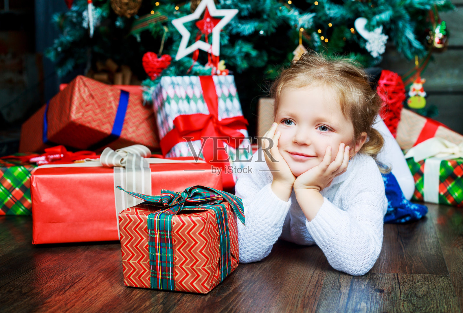女孩的礼物照片摄影图片