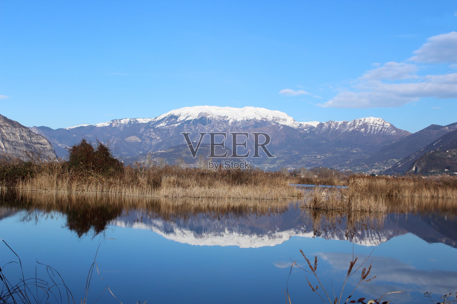 泥炭沼泽和山脉照片摄影图片