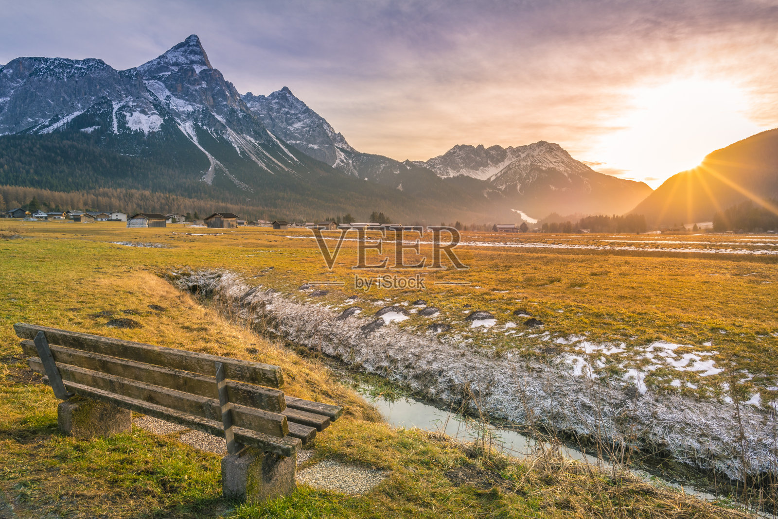 山谷中的木凳照片摄影图片