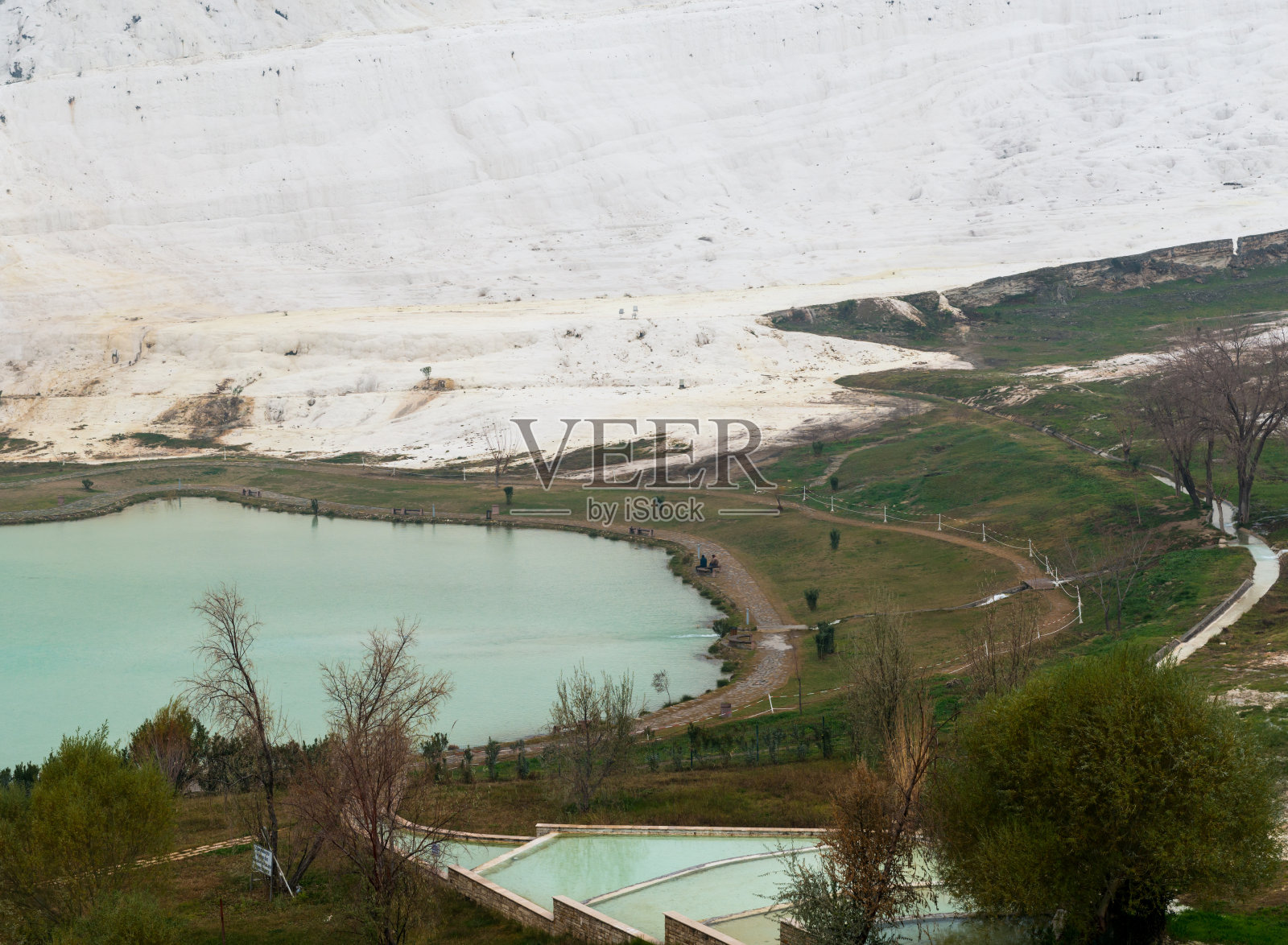 彩色天然水池照片摄影图片