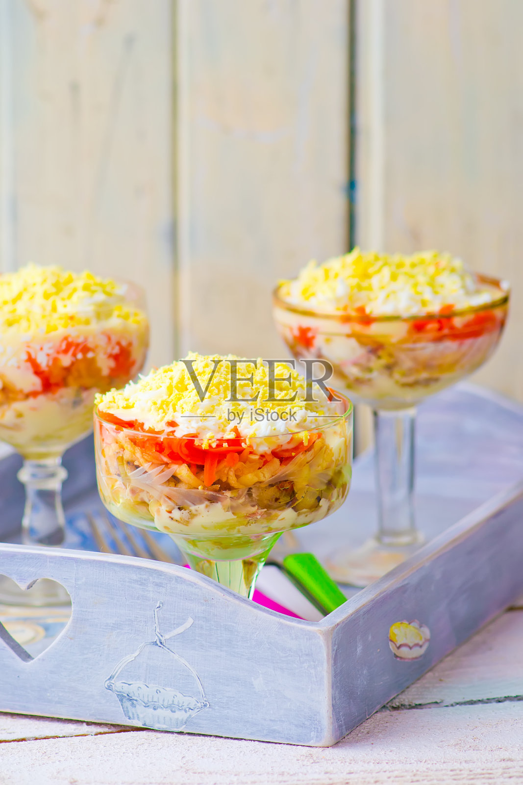 传统的俄罗斯沙拉含羞草照片摄影图片