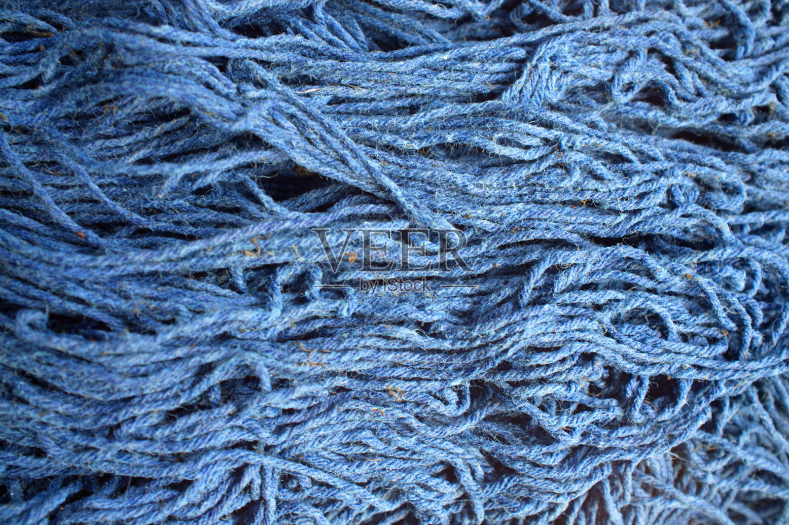 书钩和一个靛蓝纱线球照片摄影图片