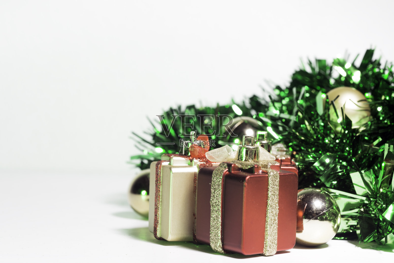 桌子上的圣诞装饰品照片摄影图片