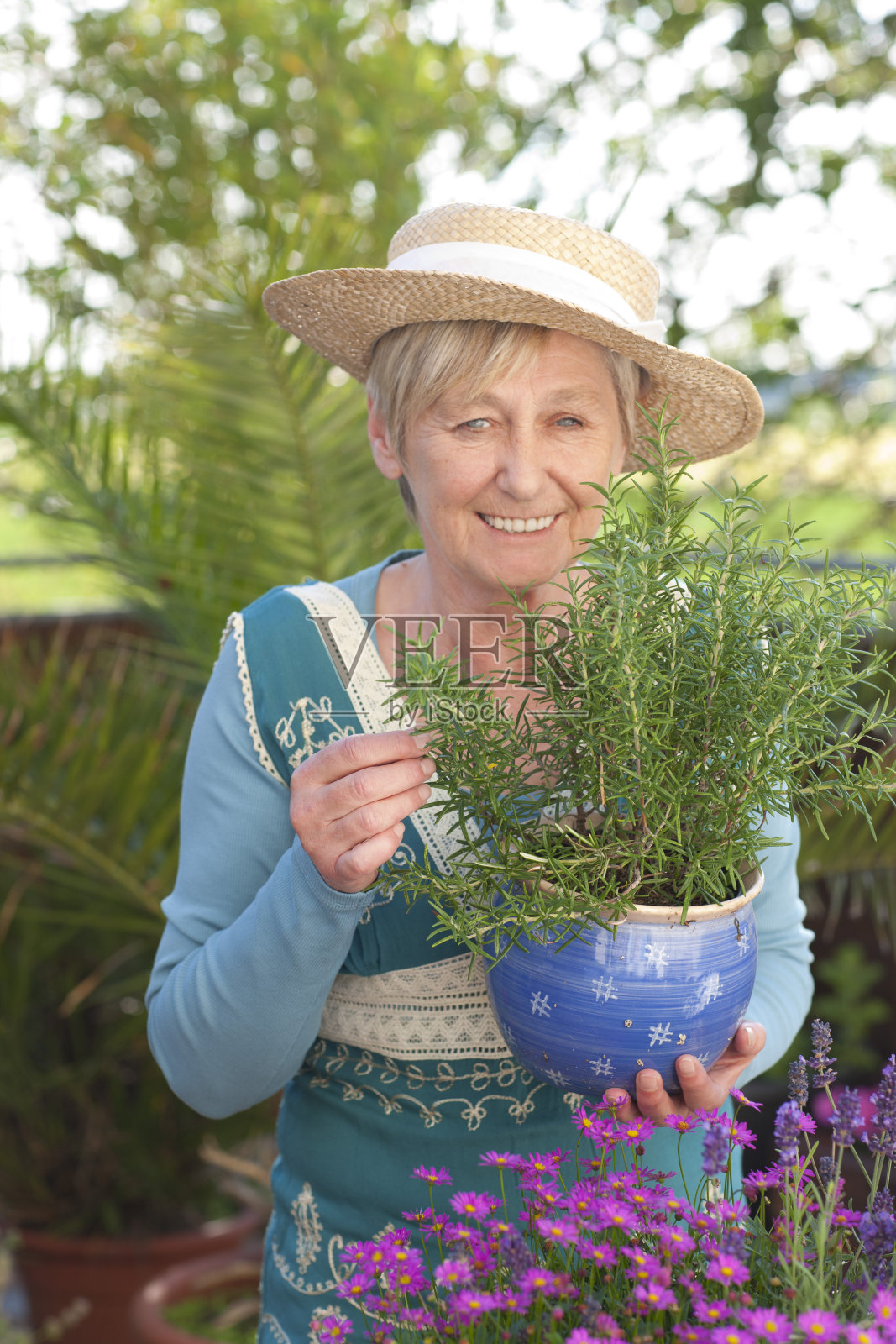 快乐的老女人与鲜花照片摄影图片