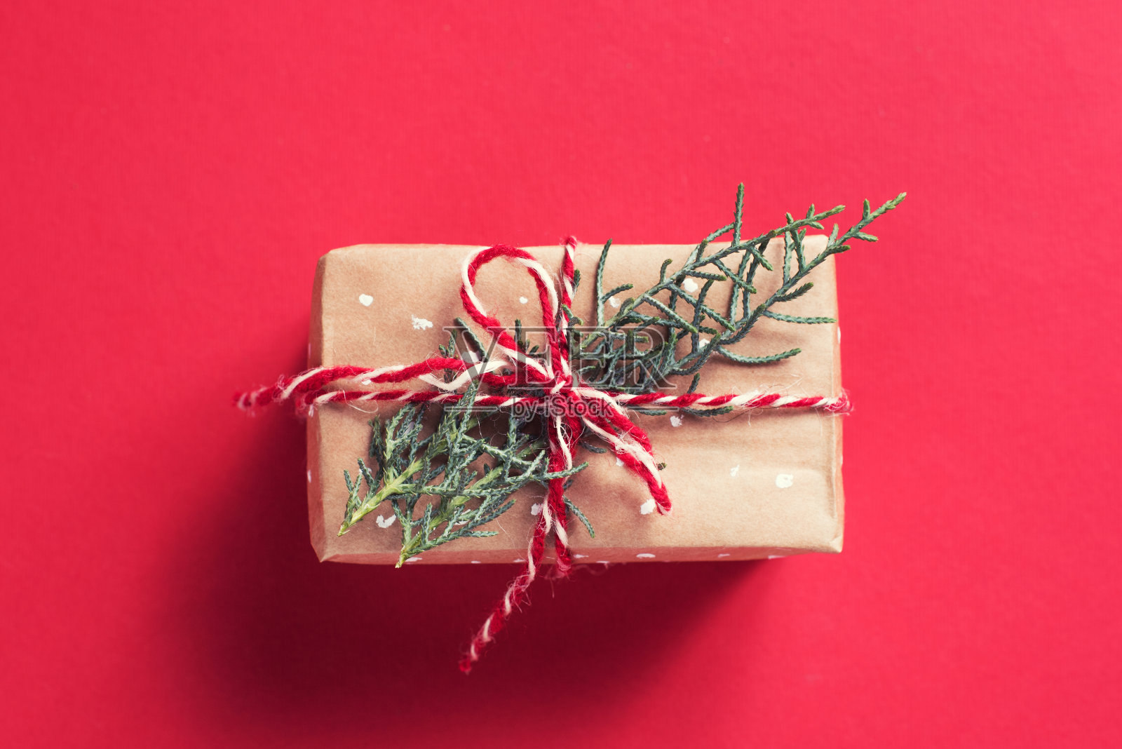 红色背景的圣诞礼品盒照片摄影图片
