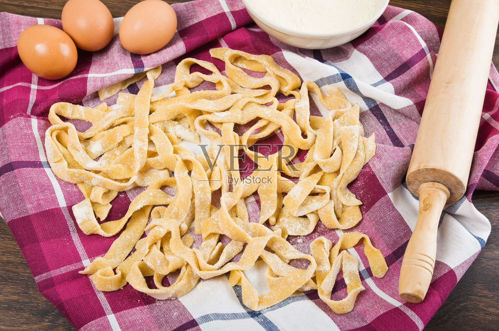 自制的新鲜面条。照片摄影图片