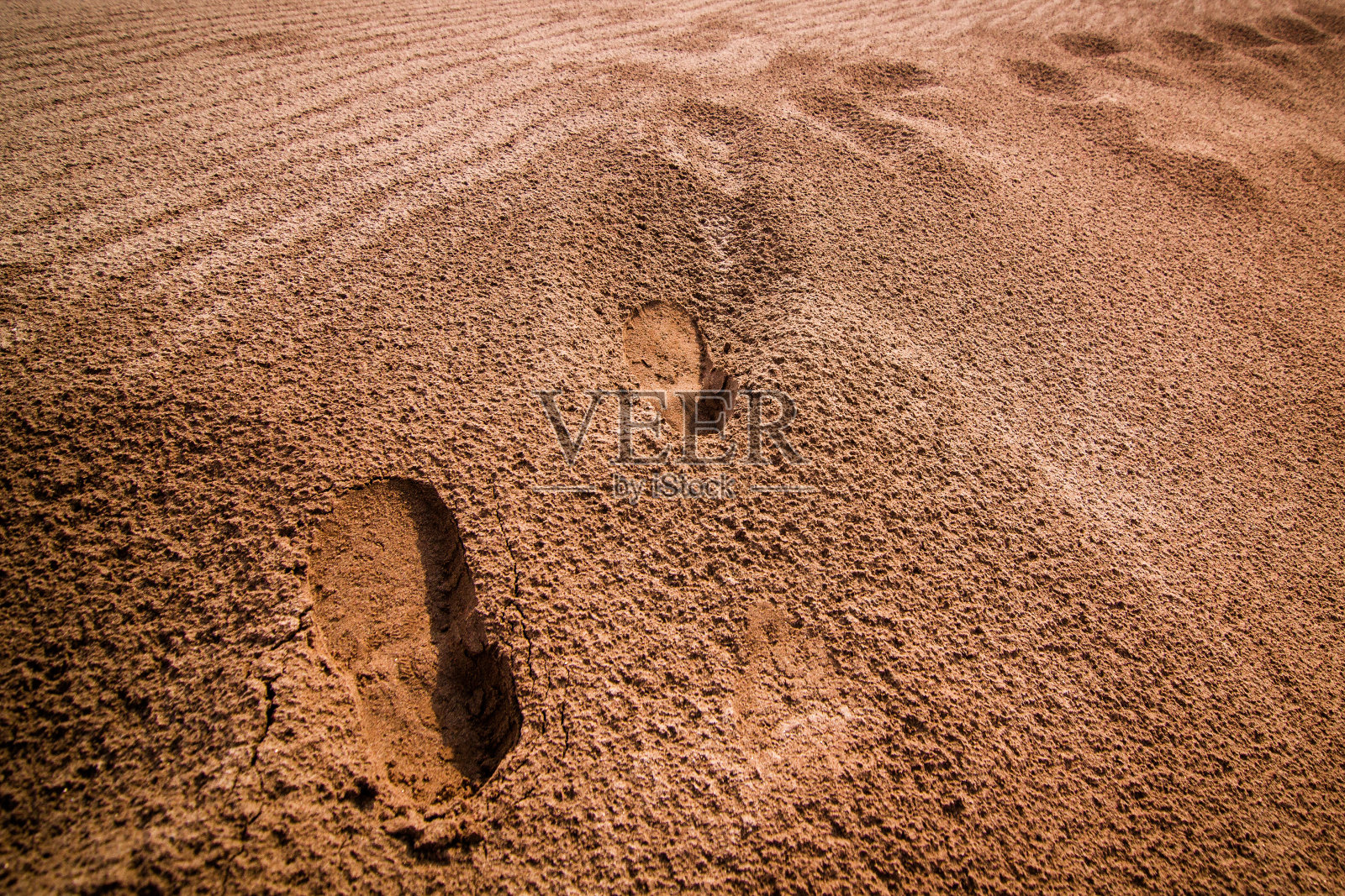 沙漠中的脚印照片摄影图片