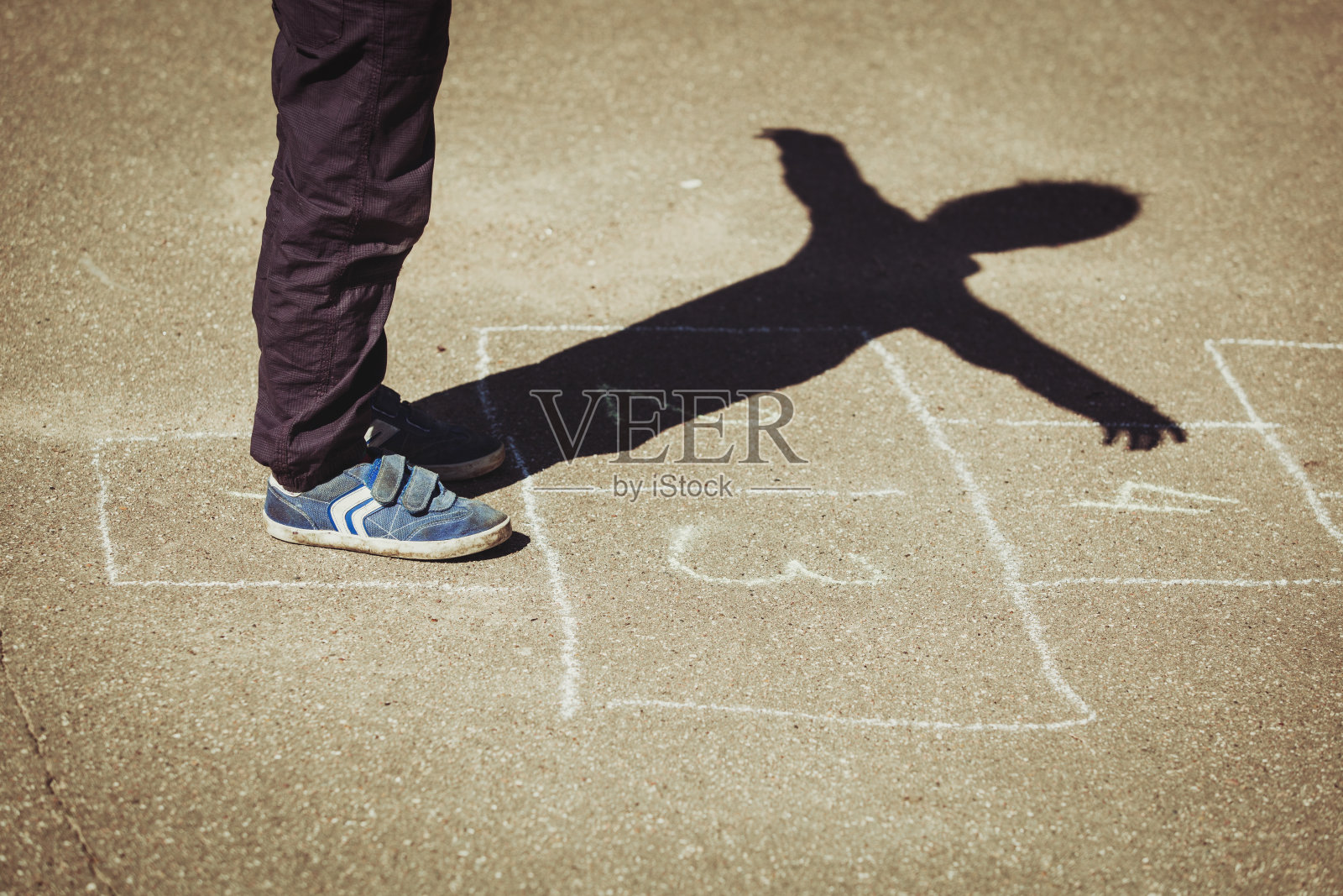 在操场上玩跳房子的孩子照片摄影图片