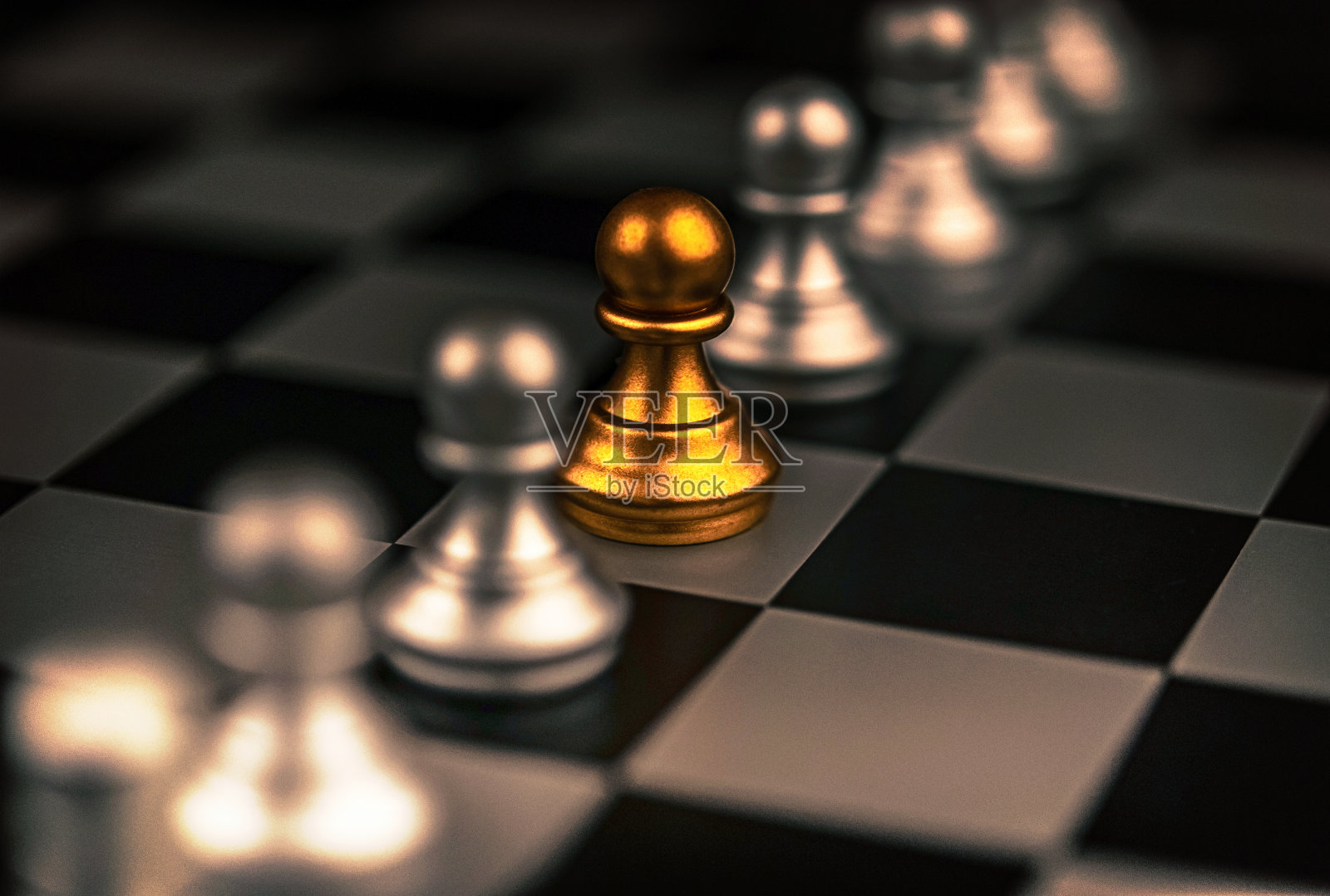 从人群中脱颖而出，个性的概念，古怪的棋子照片摄影图片