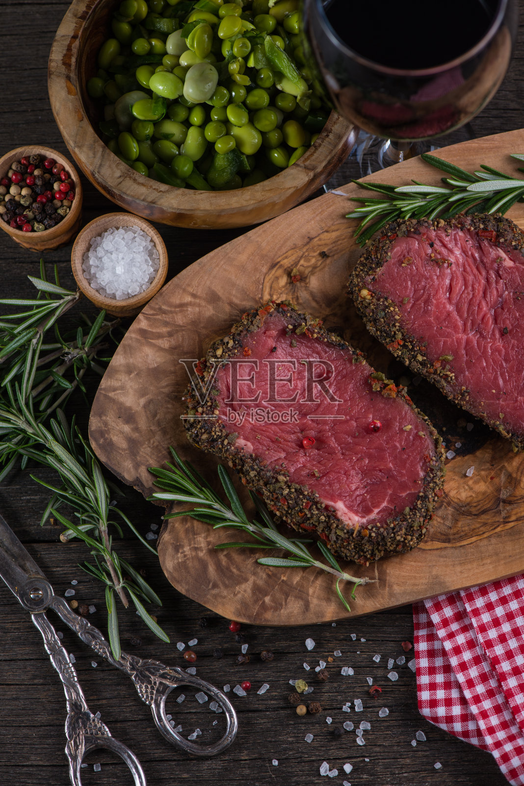 胡椒牛排与香草在老式厨房照片摄影图片