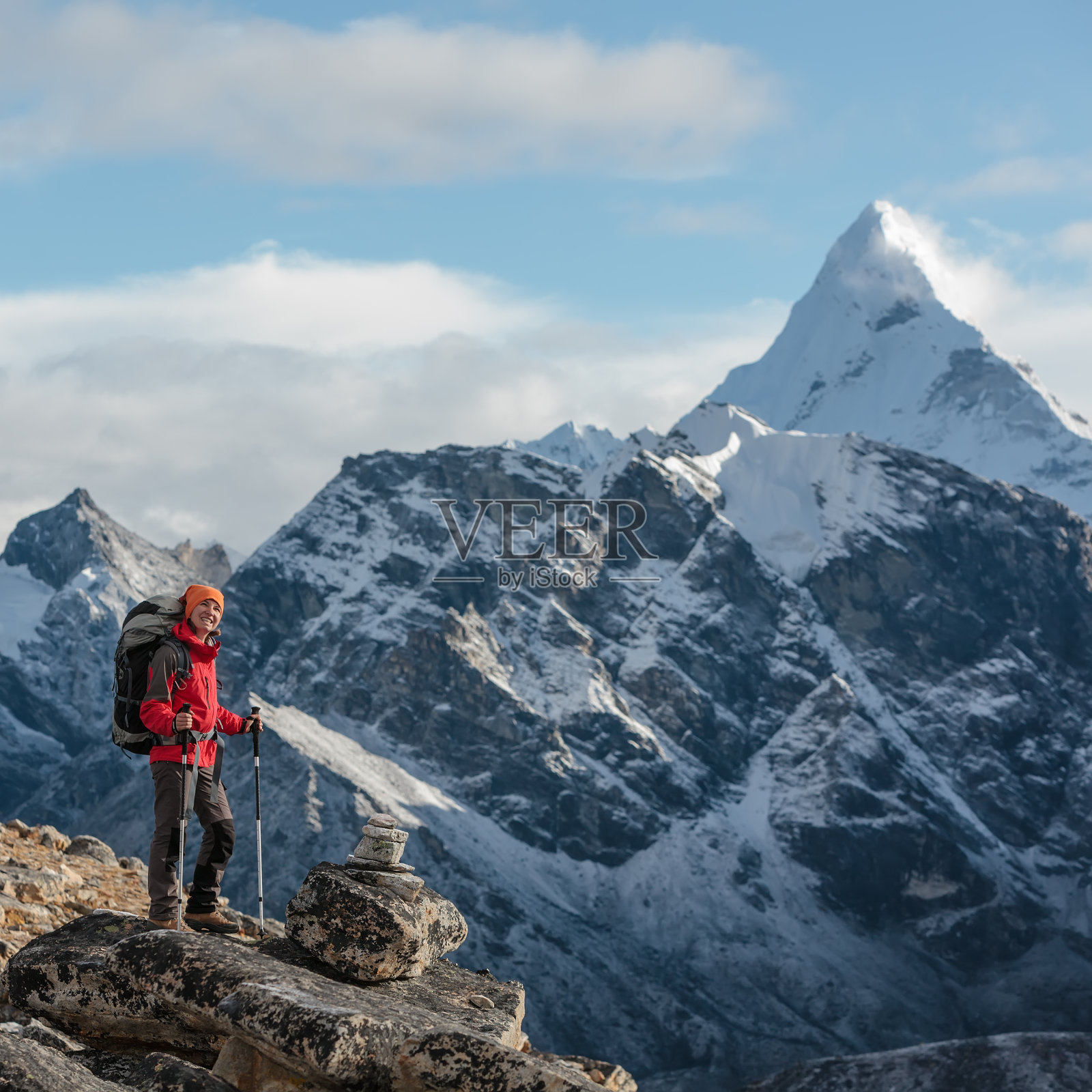 徒步旅行者在喜马拉雅山的火车上行走照片摄影图片