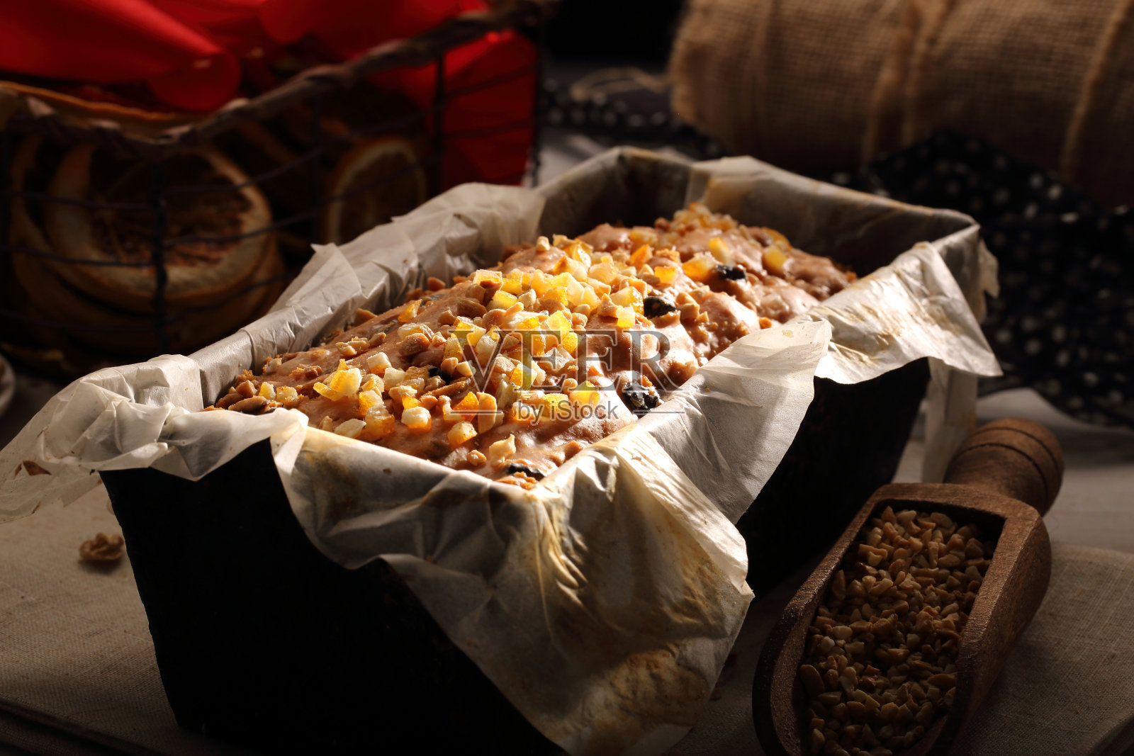 圣诞水果蛋糕在烘焙模具照片摄影图片