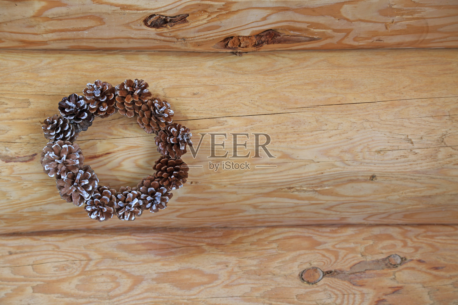 松果制成的花环照片摄影图片