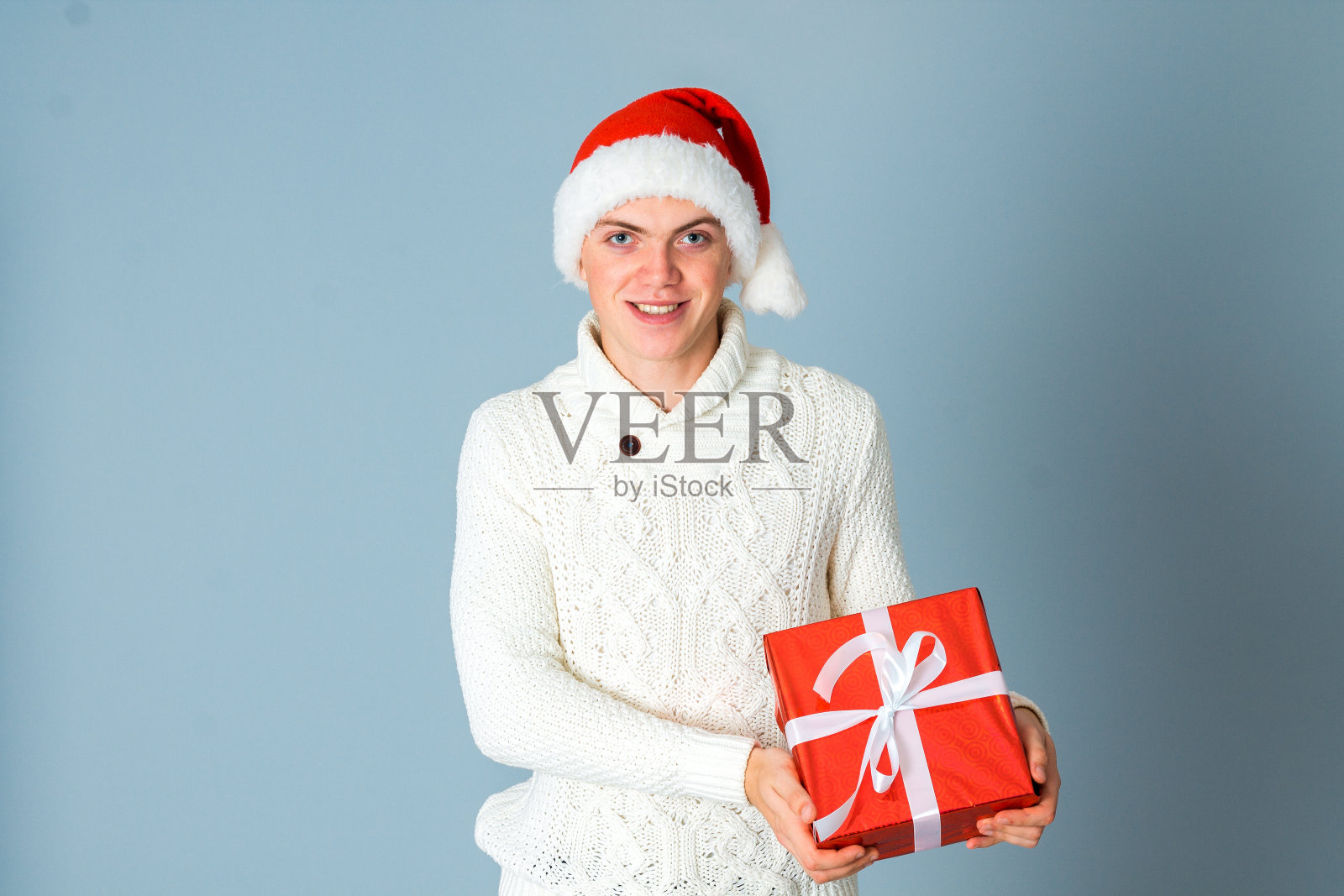 手里拿着礼盒的年轻人照片摄影图片