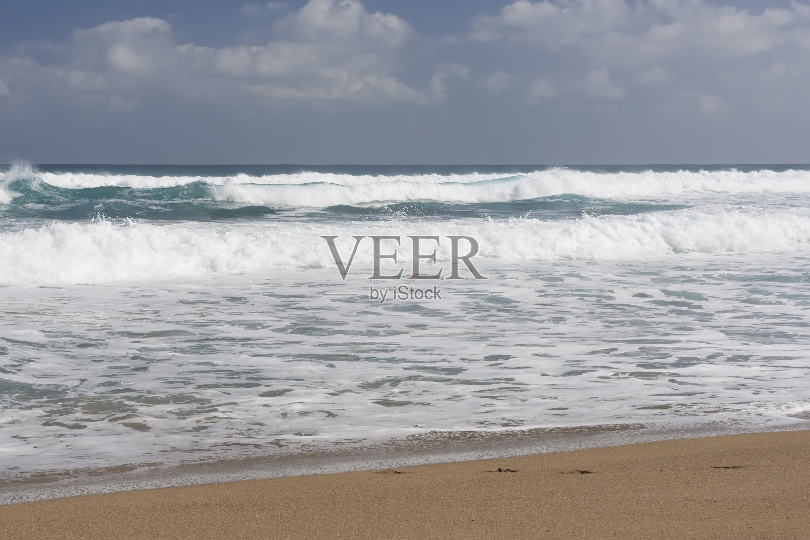 蓝色的天空，蓝色的大海和沙滩。照片摄影图片