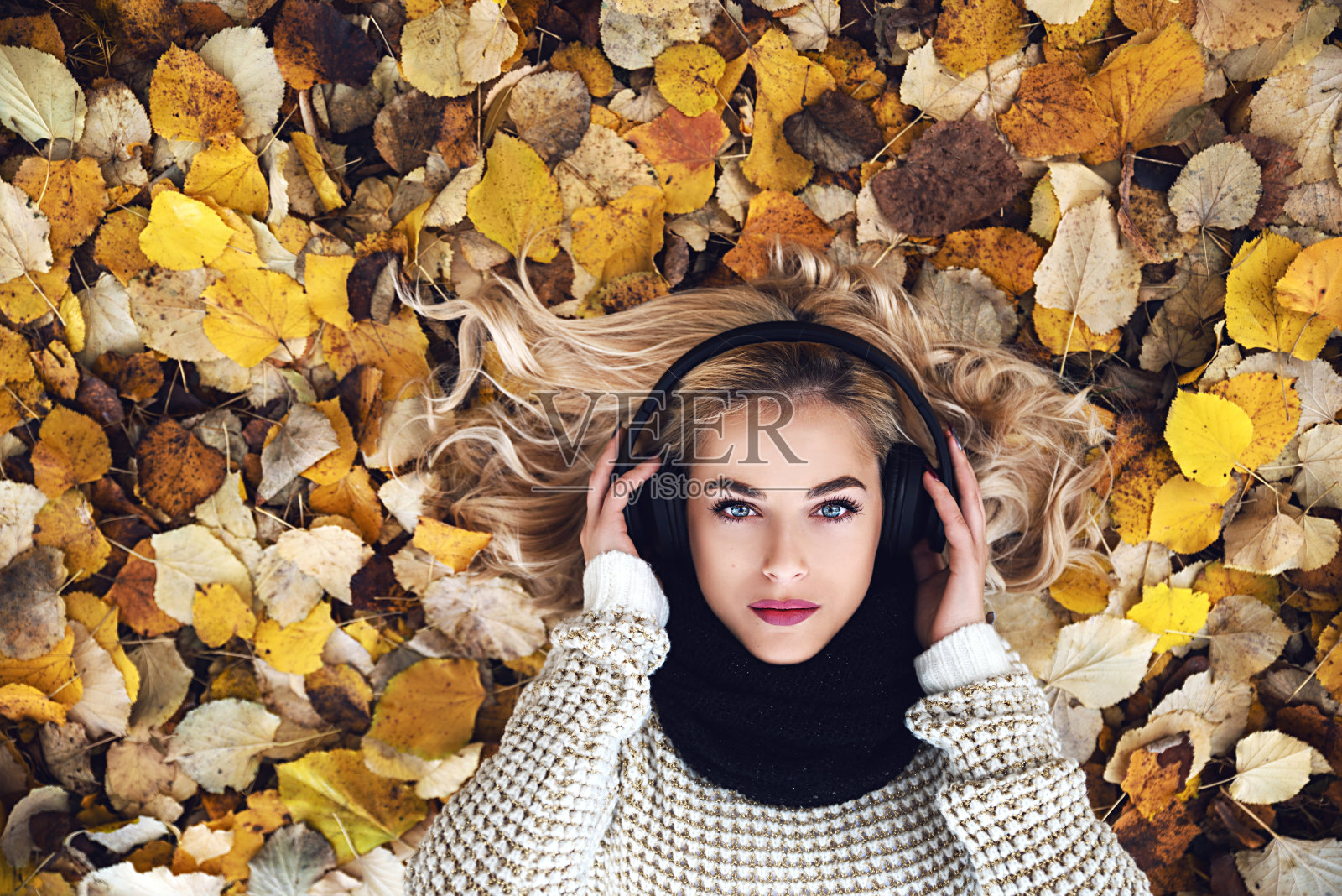 戴耳机的漂亮女孩照片摄影图片