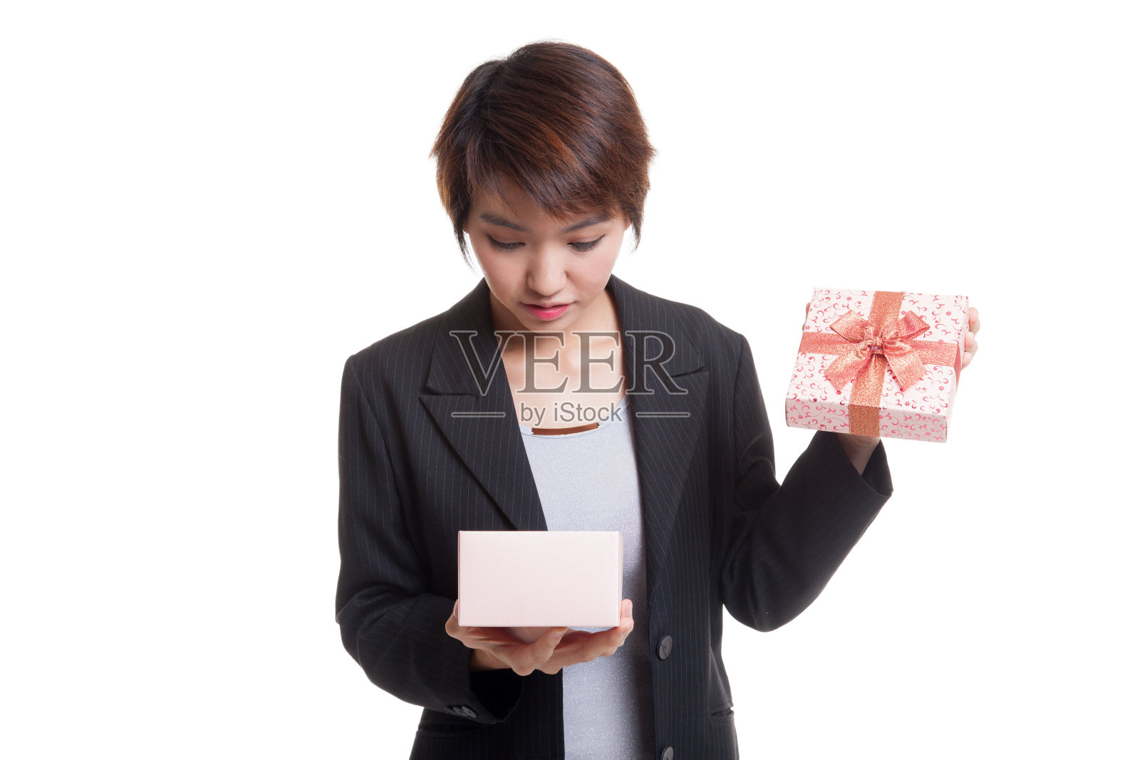 年轻的亚洲女商人打开礼品盒。照片摄影图片
