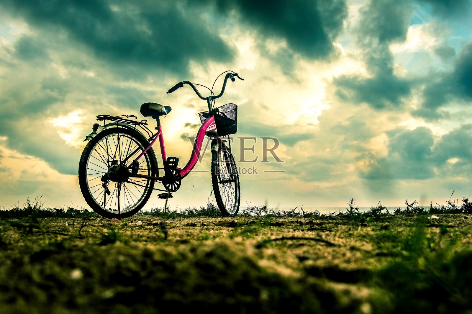 早晨的海景主人把自行车停了下来照片摄影图片