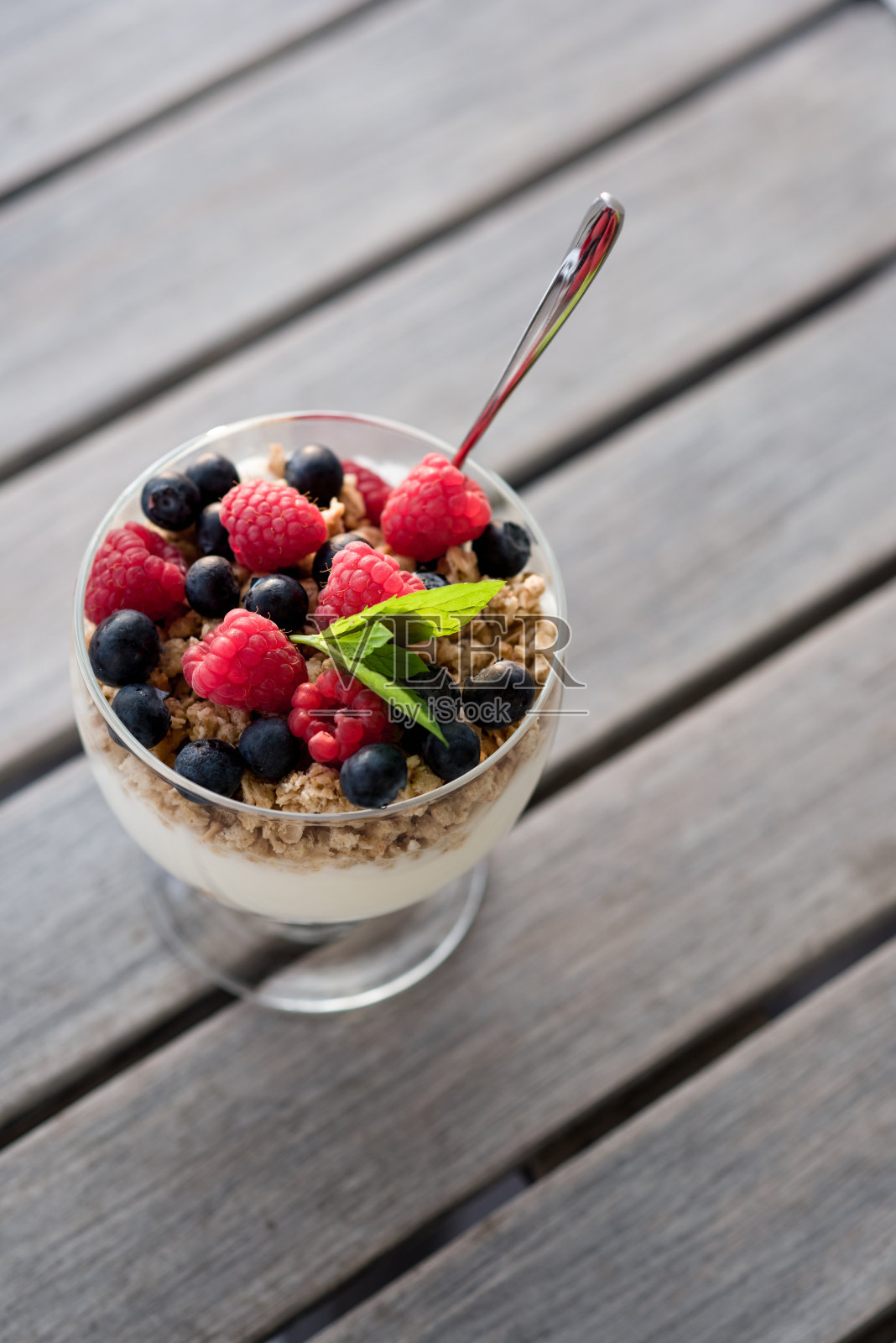 一杯新鲜水果，麦片和酸奶。照片摄影图片