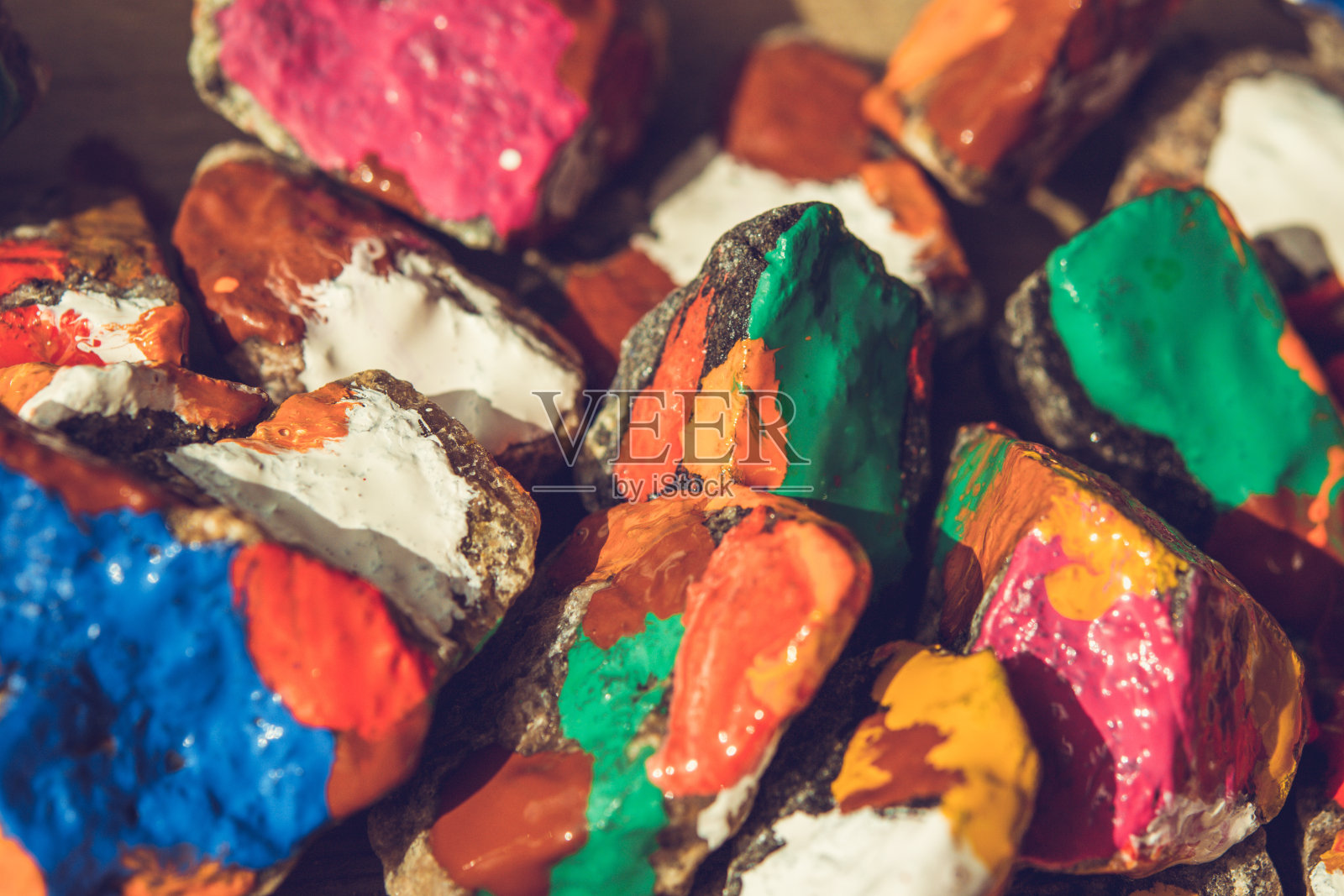 小石头的表面涂满了颜料照片摄影图片