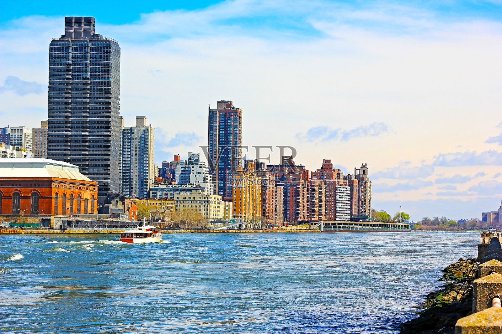 东河和曼哈顿。照片摄影图片