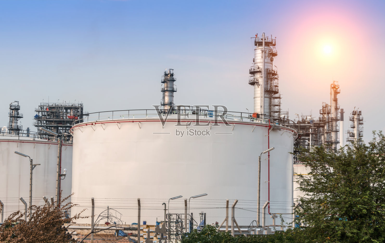 炼油厂的大型工业油罐照片摄影图片