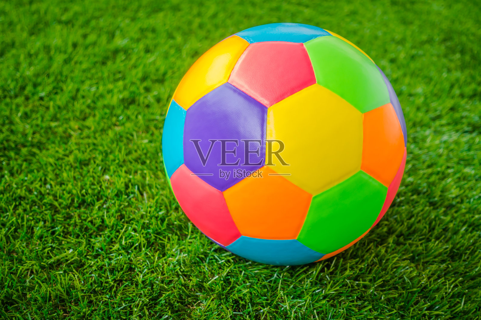 五颜六色的足球照片摄影图片