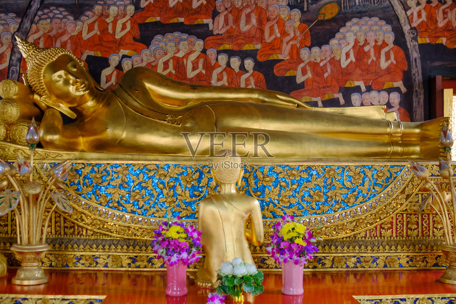 卧佛、金像和泰国艺术建筑。照片摄影图片