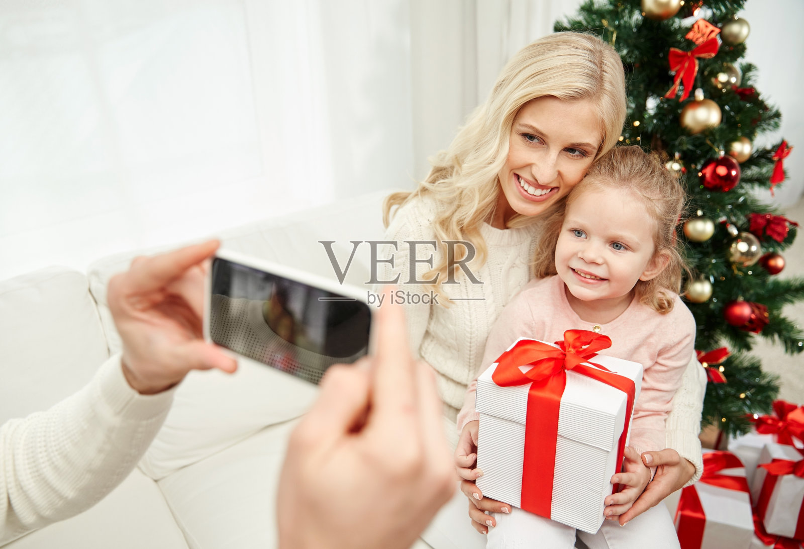 圣诞节用智能手机拍照的家庭照片摄影图片