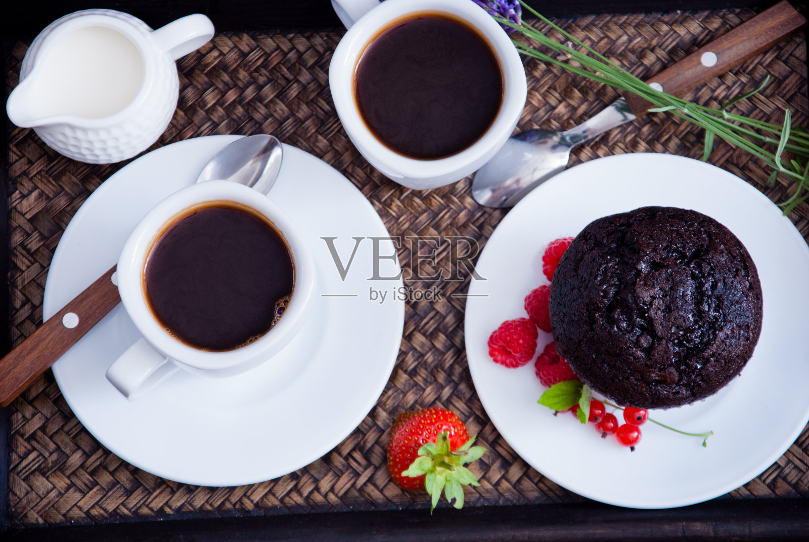 咖啡和巧克力玛芬早餐照片摄影图片