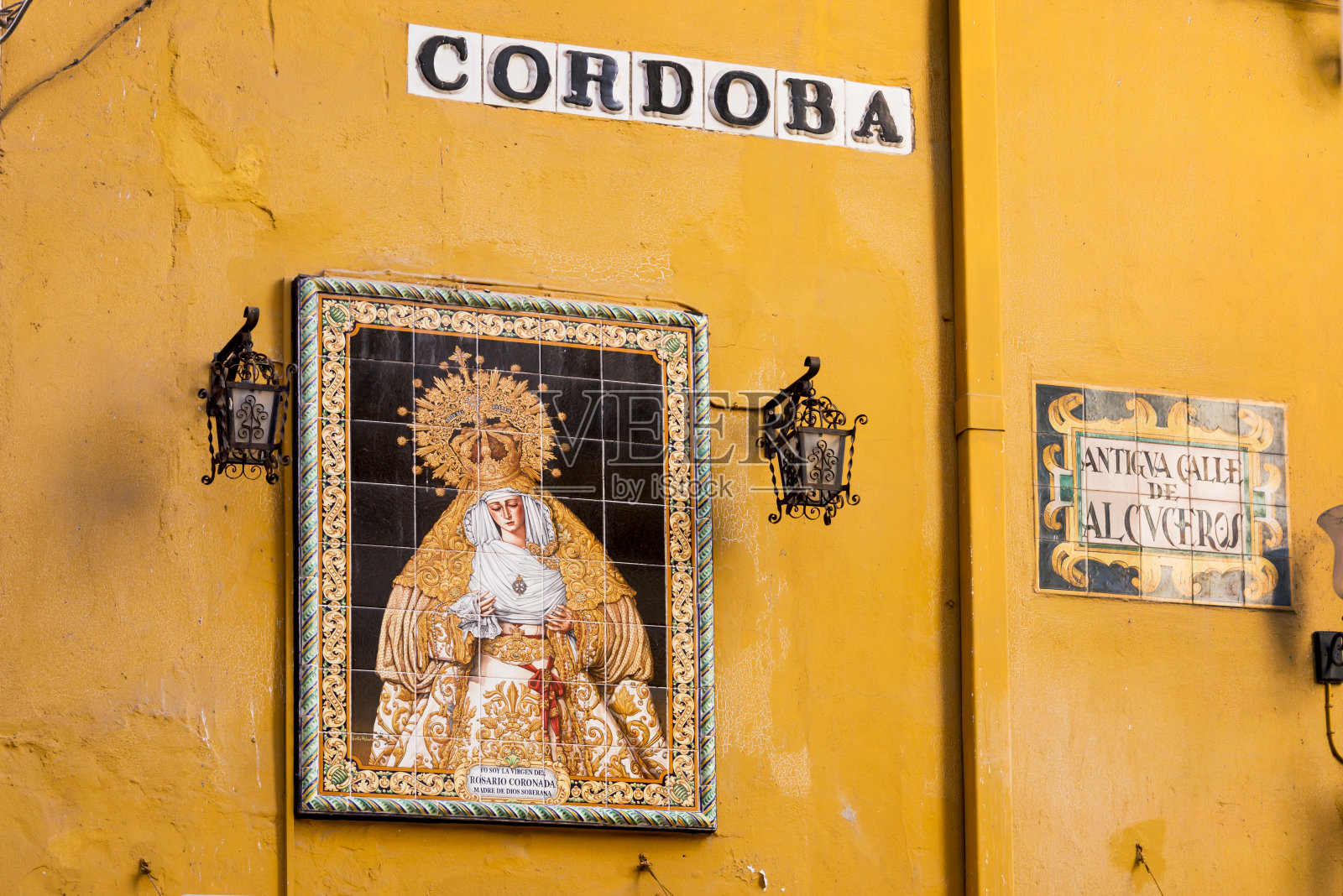 塞维利亚街头瓷砖上的圣母玛利亚照片摄影图片