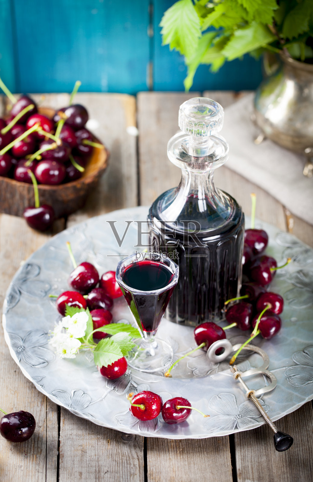 自制樱桃酒，陈年佳酿，配新鲜樱桃。照片摄影图片