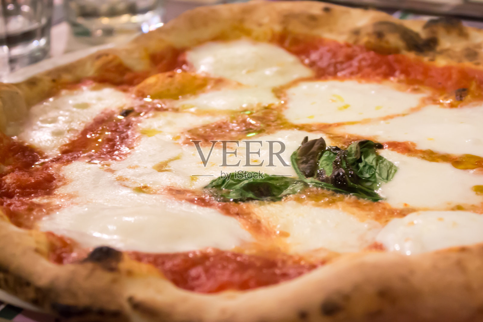 玛格丽塔披萨配番茄和马苏里拉奶酪照片摄影图片