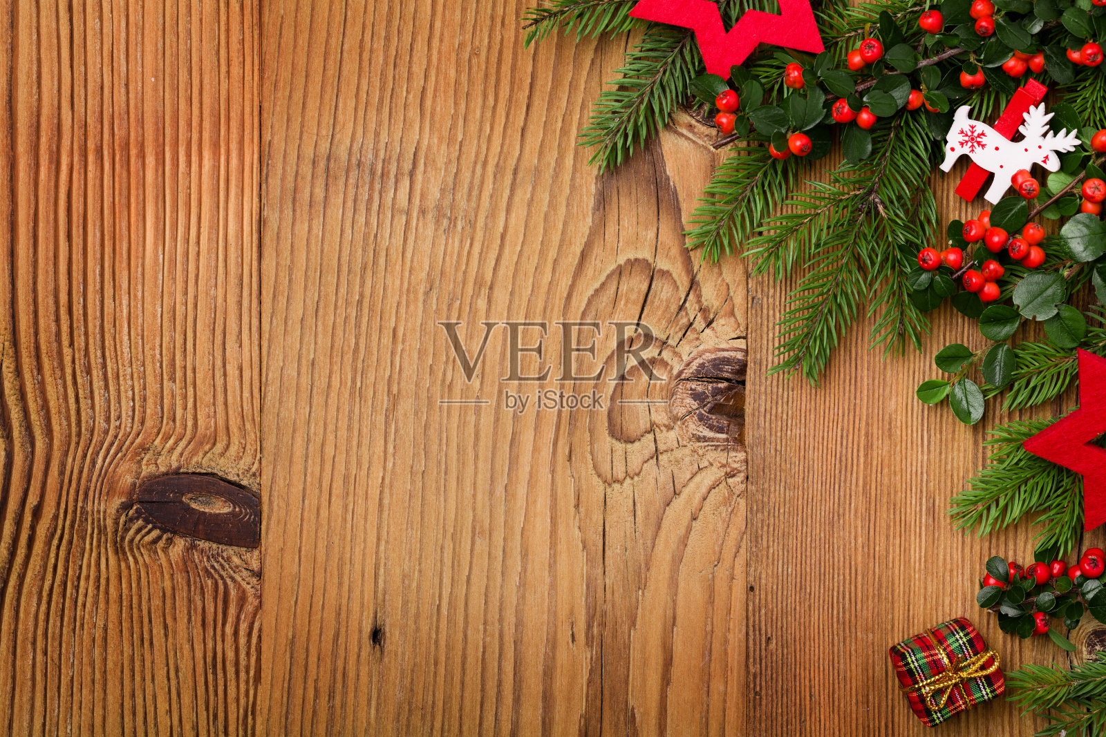 冬季背景采用天然绿色植物和圣诞装饰照片摄影图片