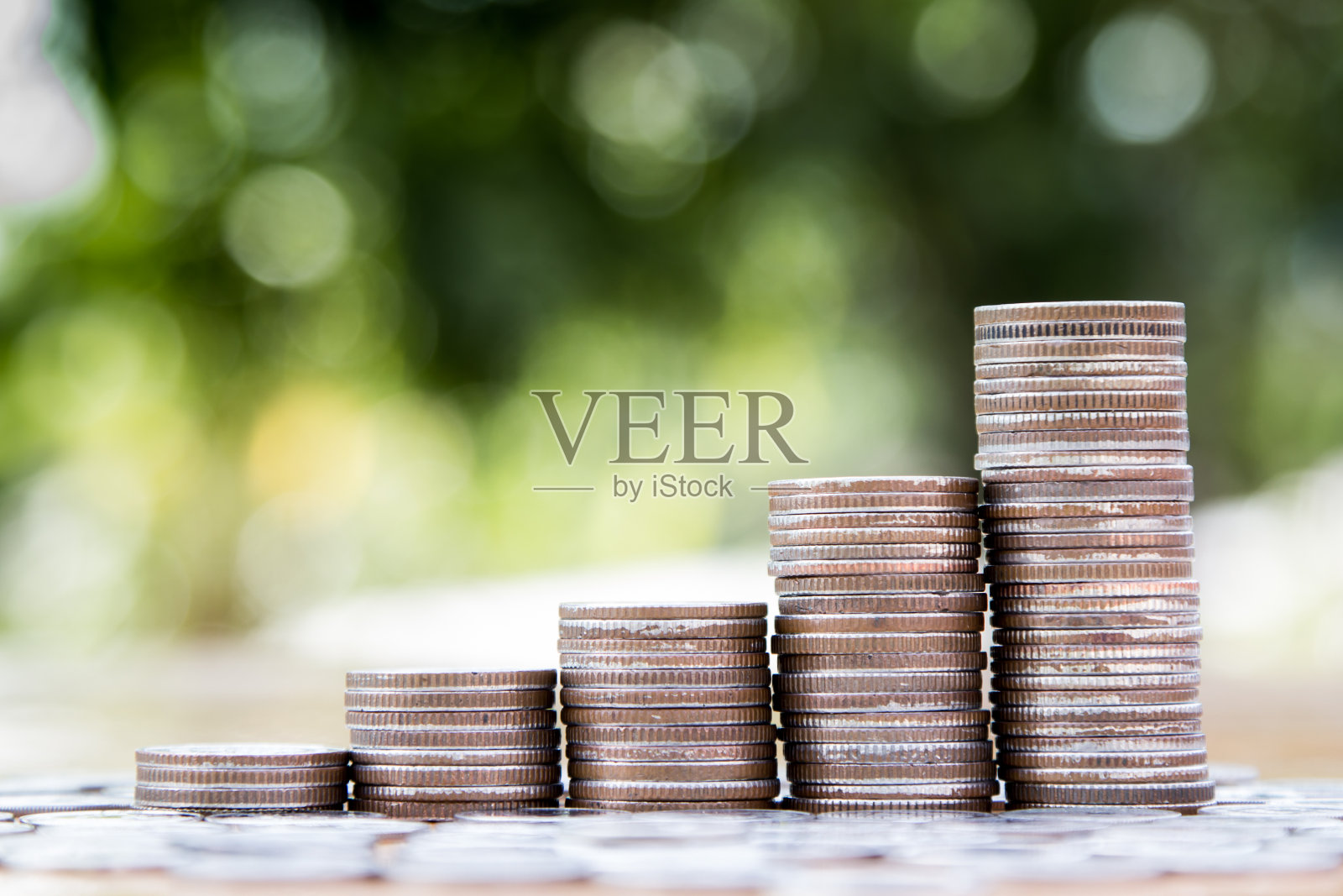 钱币堆叠增长曲线图照片摄影图片