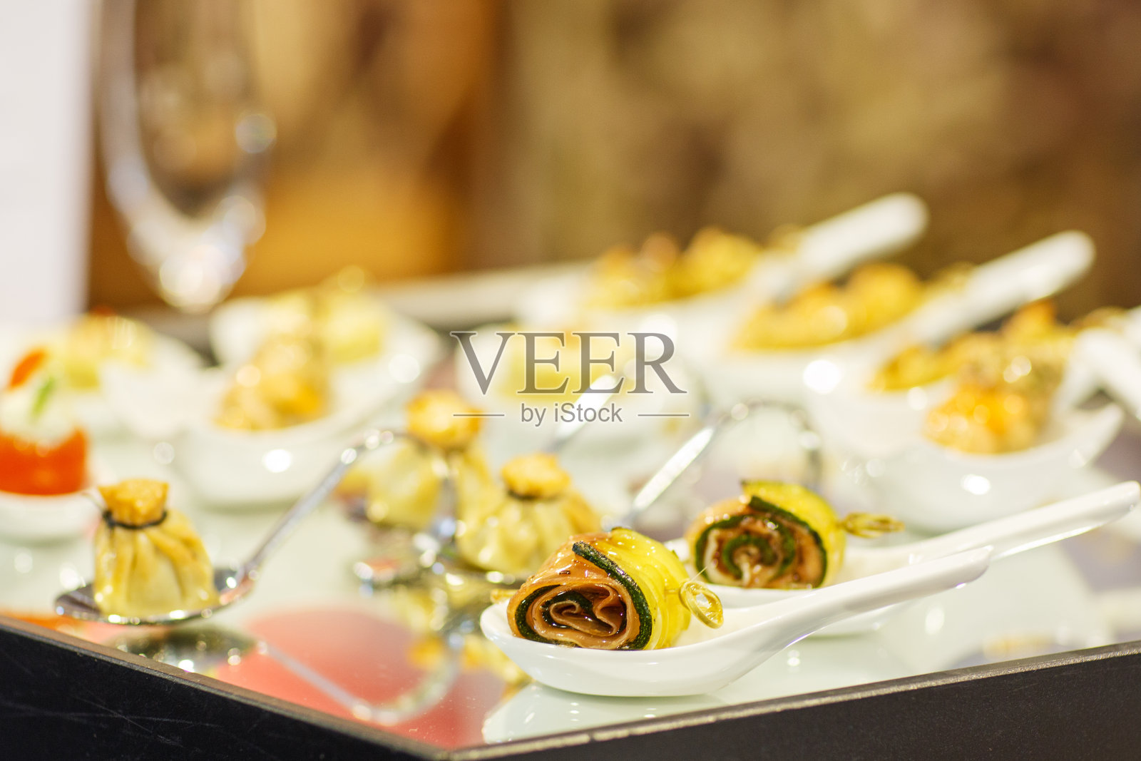 豪华宴会桌上各种美味小吃照片摄影图片