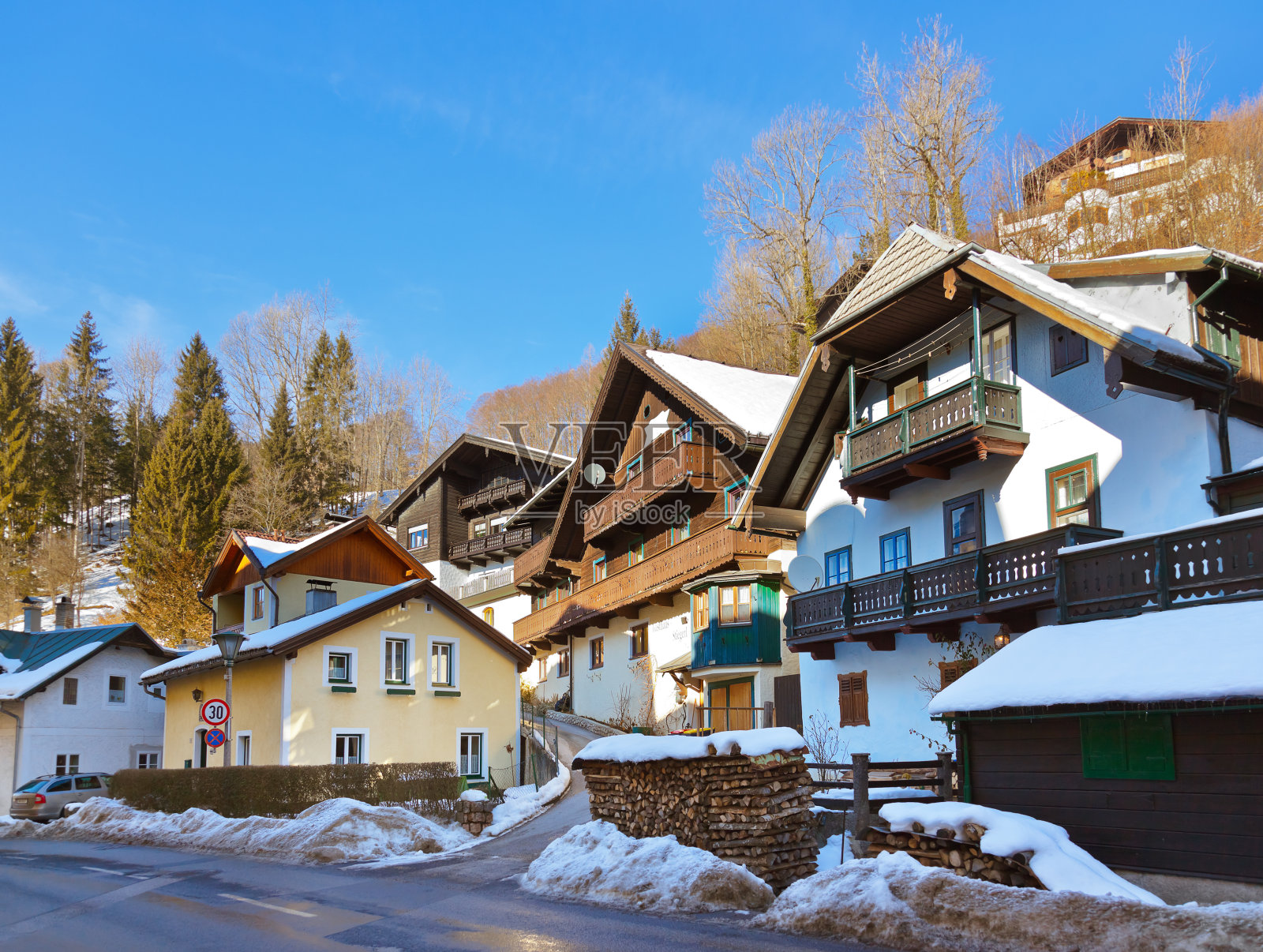 奥地利沃尔夫冈湖上的圣沃尔夫冈村照片摄影图片