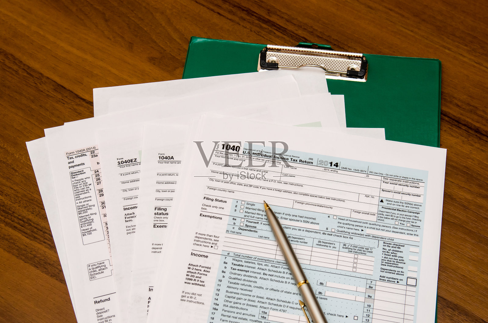 1040报税表放在木桌上照片摄影图片