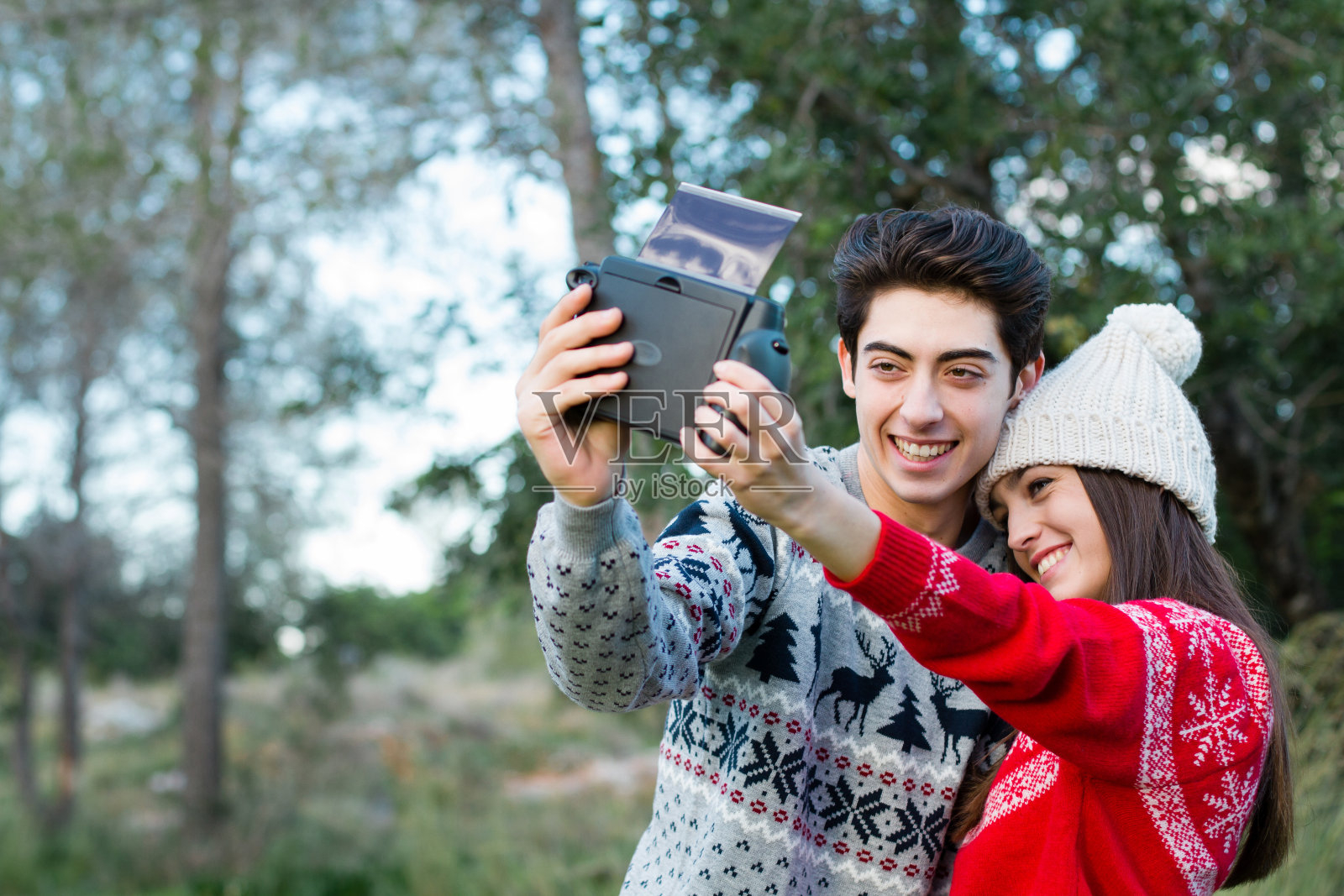 一对年轻夫妇用宝丽来相机拍照照片摄影图片